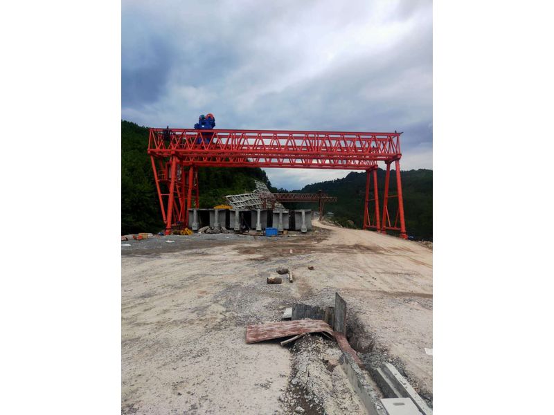 重慶匯森路橋工程建設(shè)有限公司，巴萬高速三標(biāo)項目部采購高遠(yuǎn)重型MG100/10-24m-9m龍門吊兩臺，設(shè)備發(fā)貨出廠