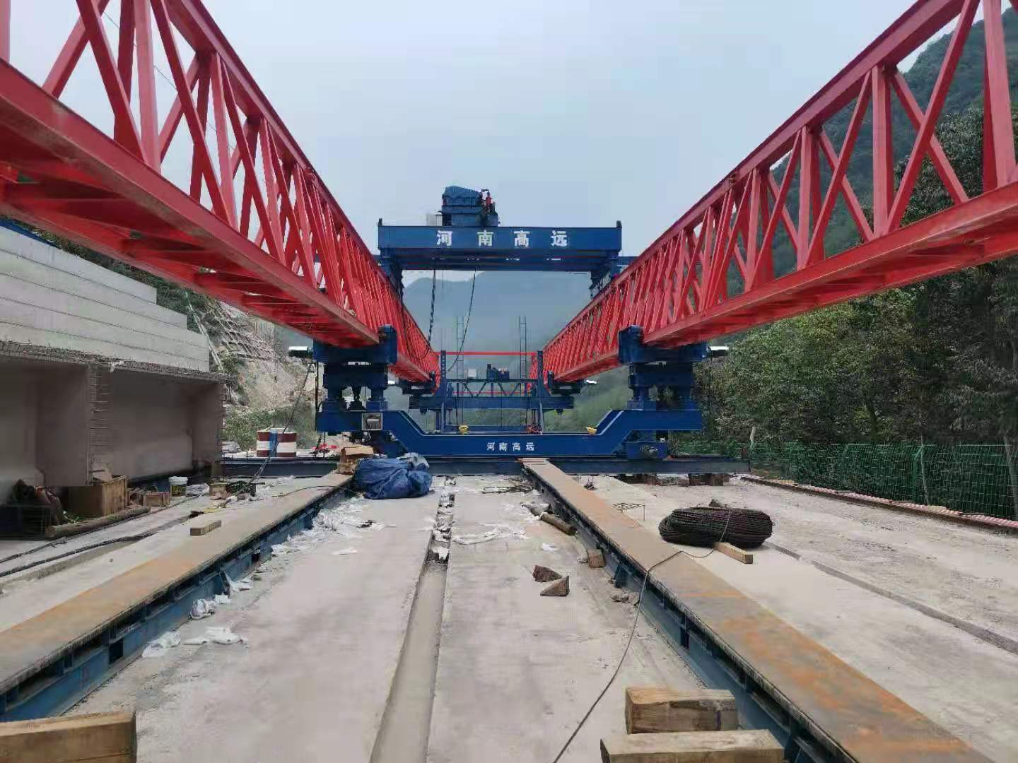 河南高遠(yuǎn)公司40m-200t自平衡架橋機(jī)，助力四川交投（四川路航-九綿高速）