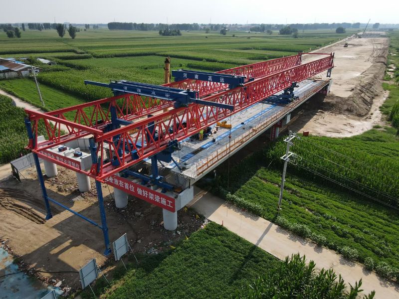 茶常高速1-2標(biāo)項目經(jīng)理部GYLQ220T-40M新型自平衡過跨架橋機(jī)